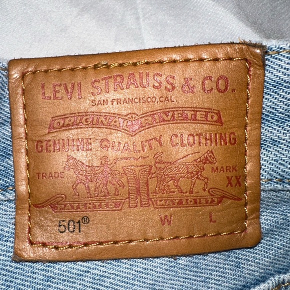 Distressed Levi’s shorts - Picture 7 of 9